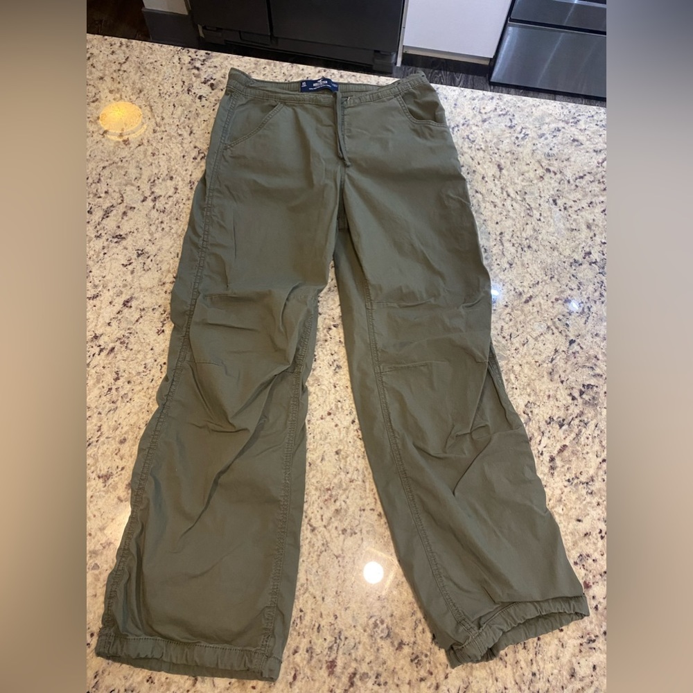 Hollister cargo pants size xs but fit like a small